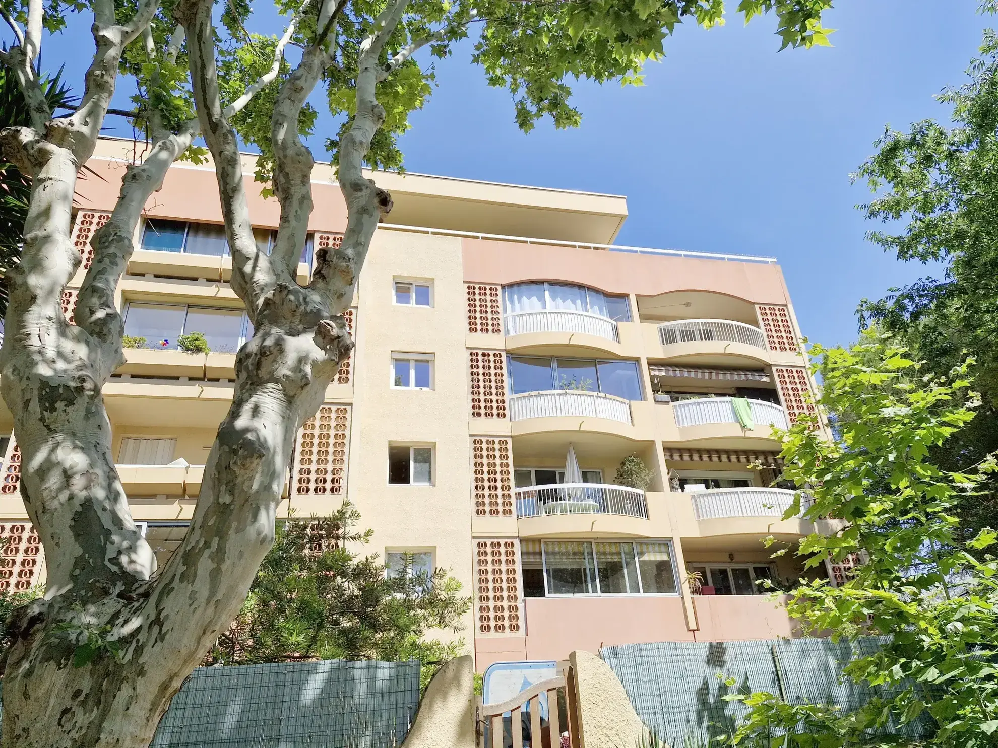 À vendre : Appartement 4 pièces style villa sur le toit à Toulon Est 