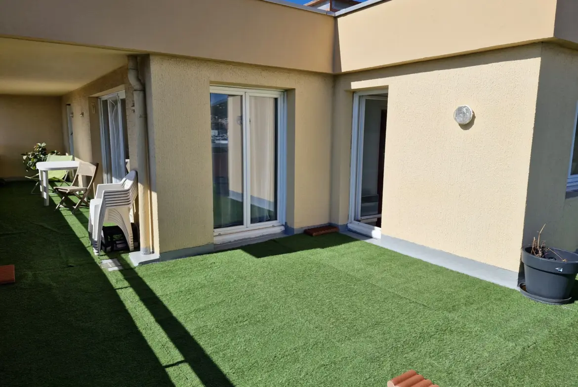 À vendre : Appartement 4 pièces style villa sur le toit à Toulon Est 