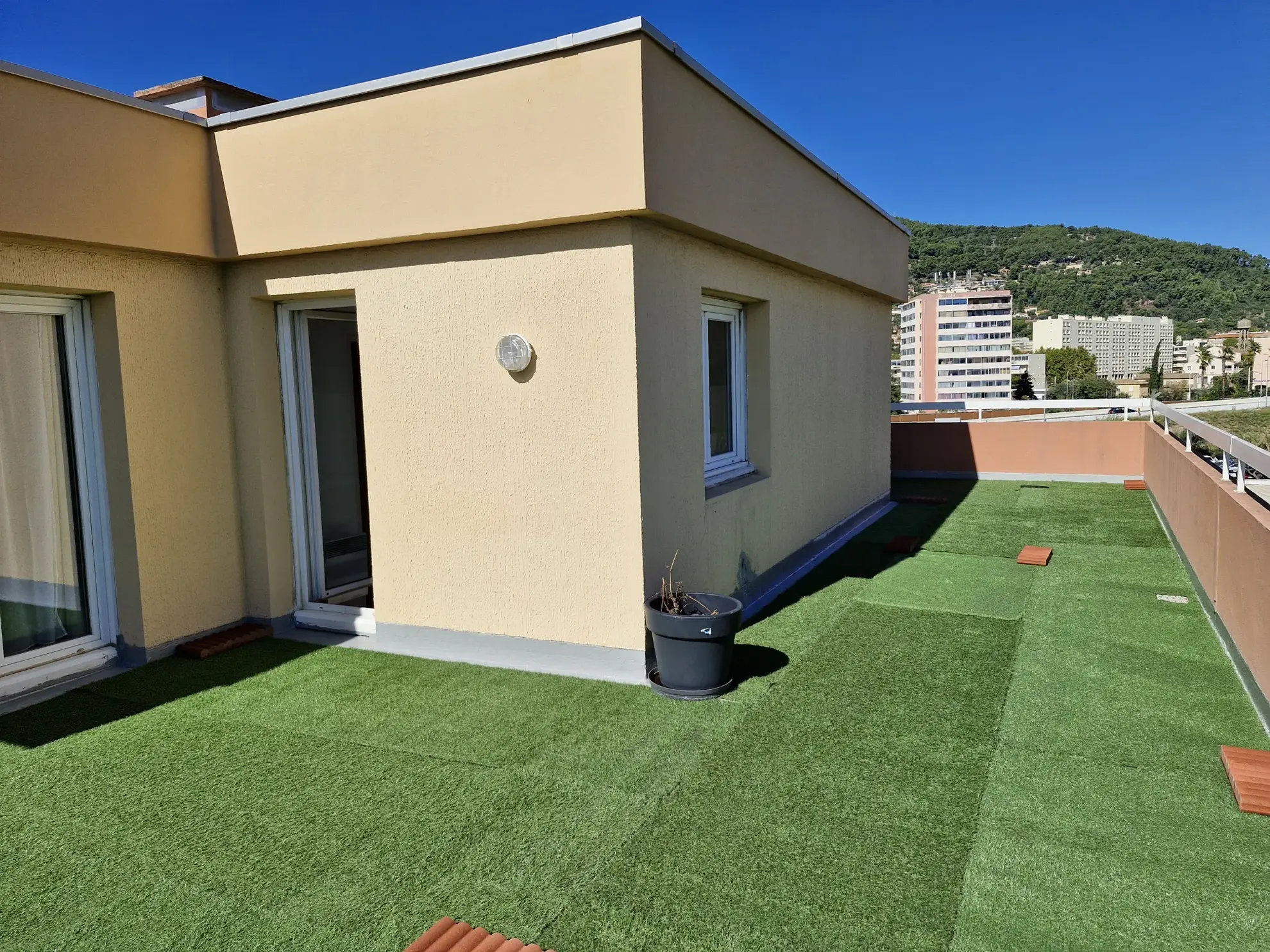 À vendre : Appartement 4 pièces style villa sur le toit à Toulon Est 