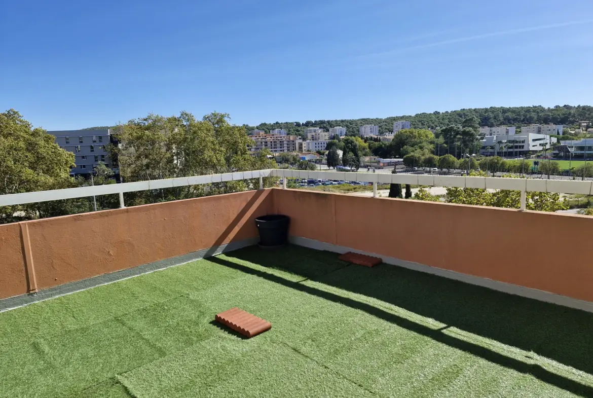 À vendre : Appartement 4 pièces style villa sur le toit à Toulon Est 