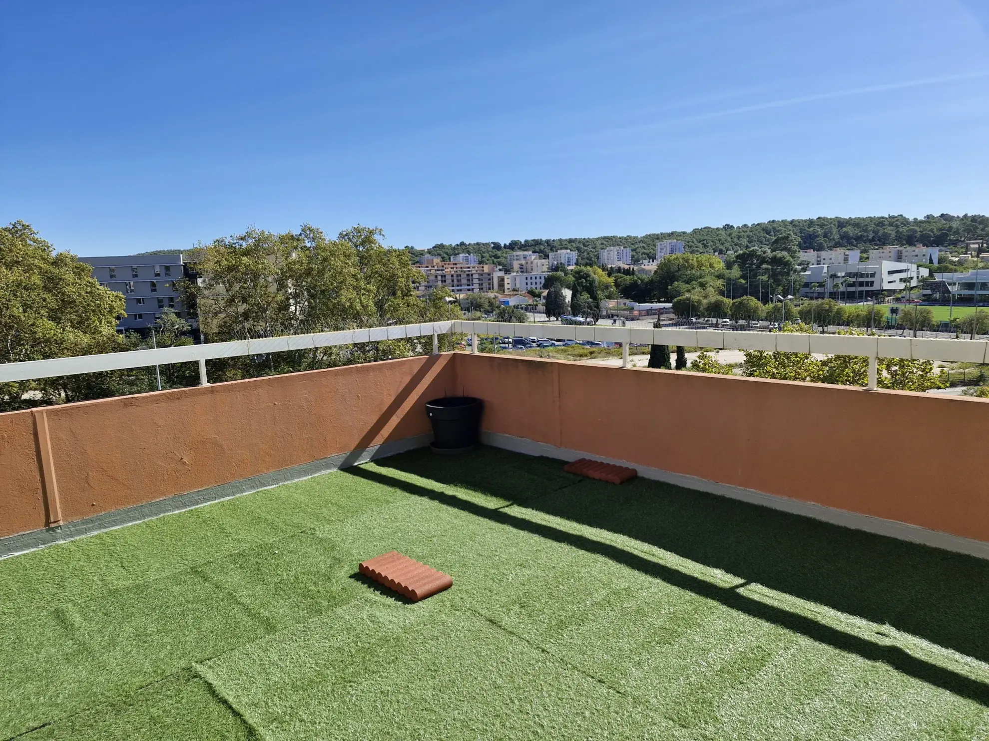 À vendre : Appartement 4 pièces style villa sur le toit à Toulon Est 