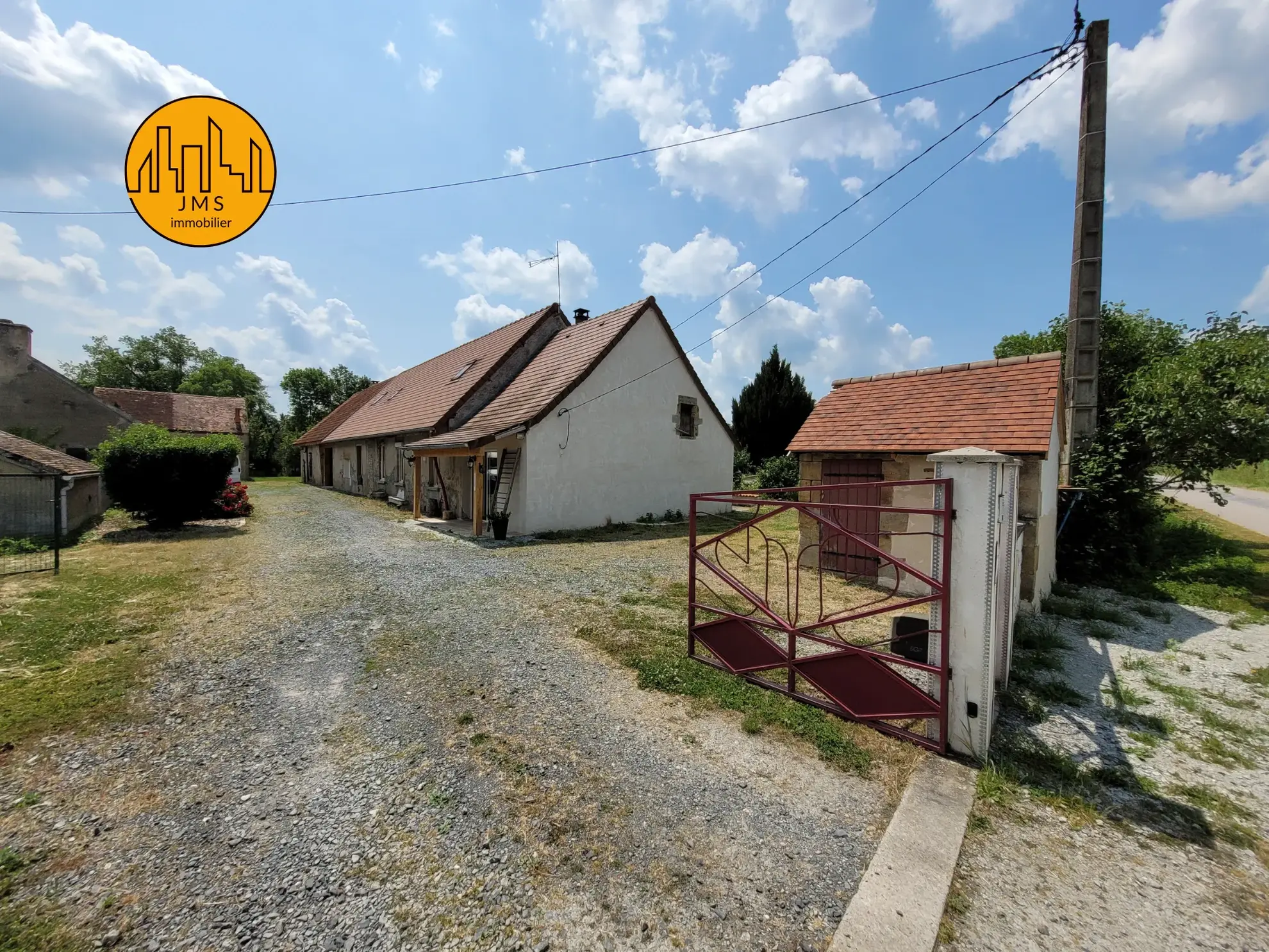 Longère rénovée à vendre à Tronget - 223 650 EUR 