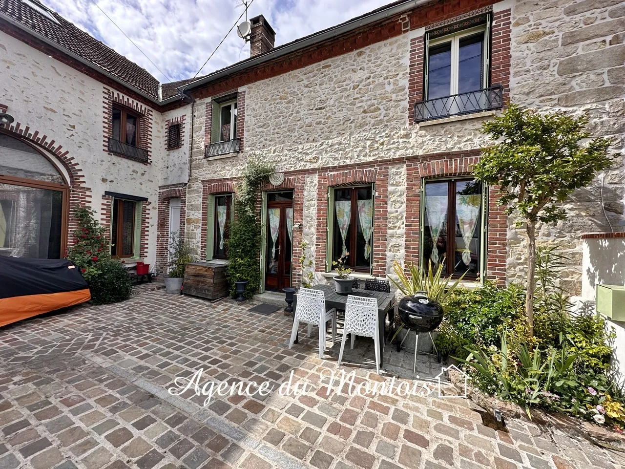 Maison rénovée à Donnemarie Dontilly avec cour fleurie - 267 500 € 