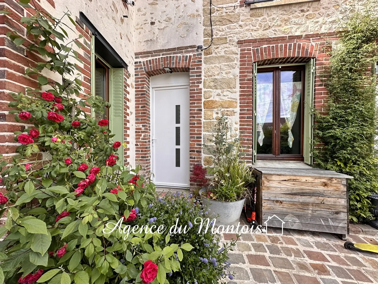 Maison rénovée à Donnemarie Dontilly avec cour fleurie - 267 500 € 