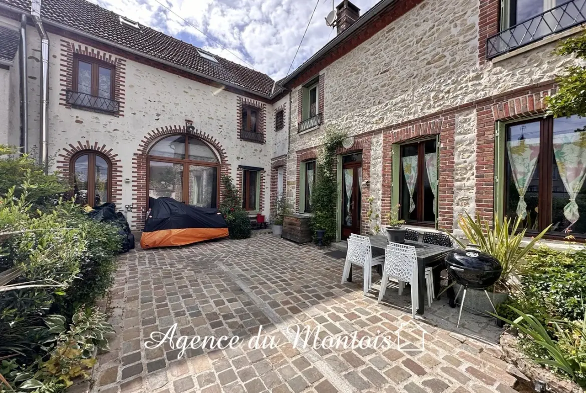 Maison rénovée à Donnemarie Dontilly avec cour fleurie - 267 500 € 