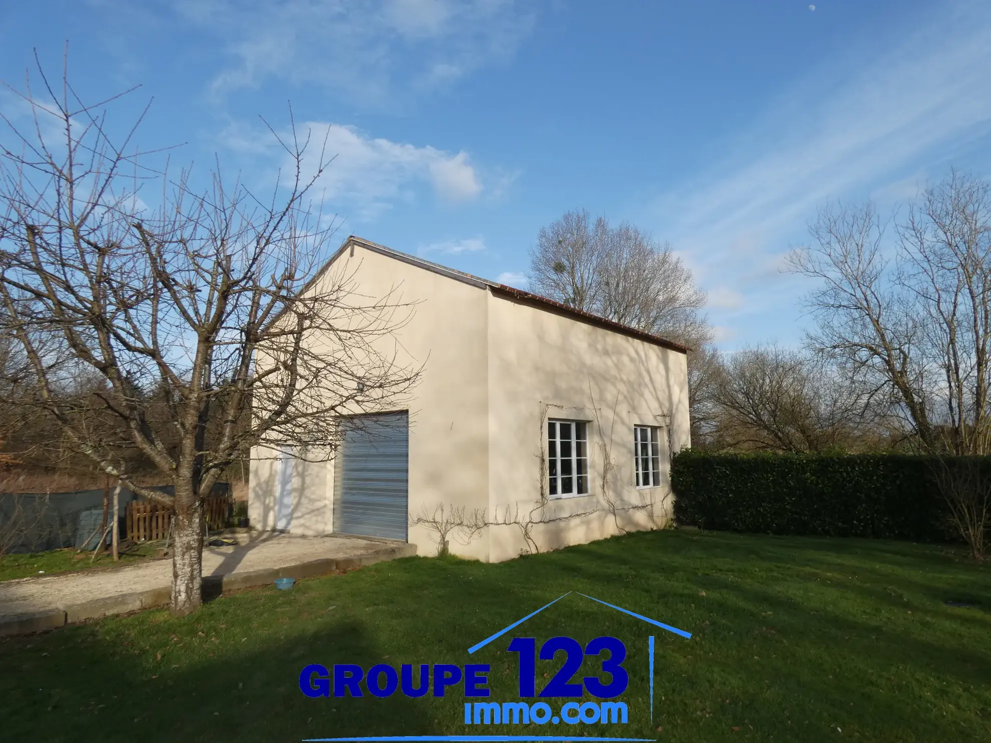 Pavillon spacieux avec terrain et garage indépendant à Villechetive 