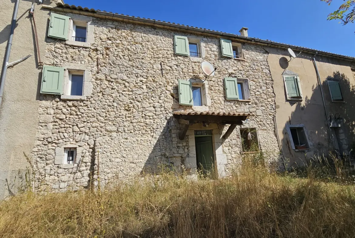 Maison mitoyenne dans un ancien corps de ferme à Andon 