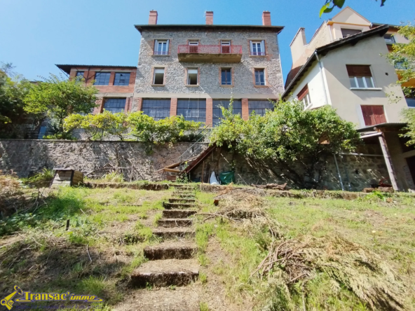 Immeuble à vendre à Thiers avec 3 appartements et atelier