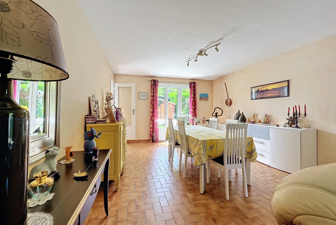 Maison à vendre : 3 chambres avec garage et jardin à Gleizé 