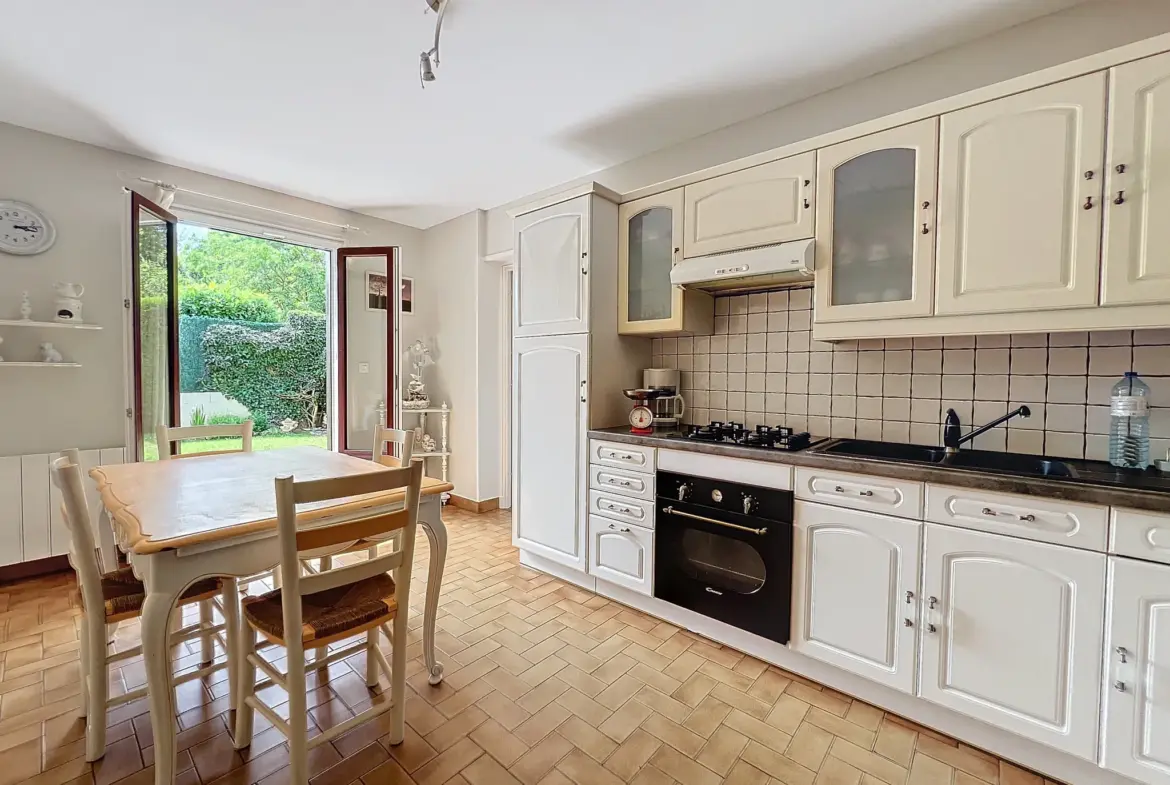 Maison à vendre : 3 chambres avec garage et jardin à Gleizé 