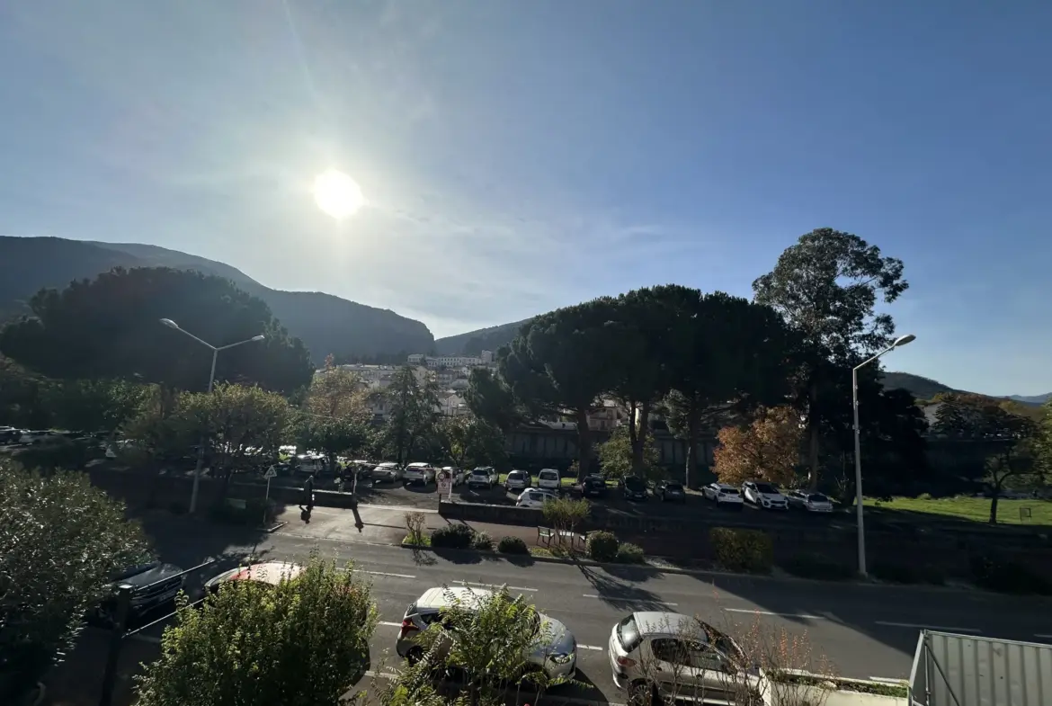 Studio meublé à vendre à Amélie-les-Bains avec balcon 