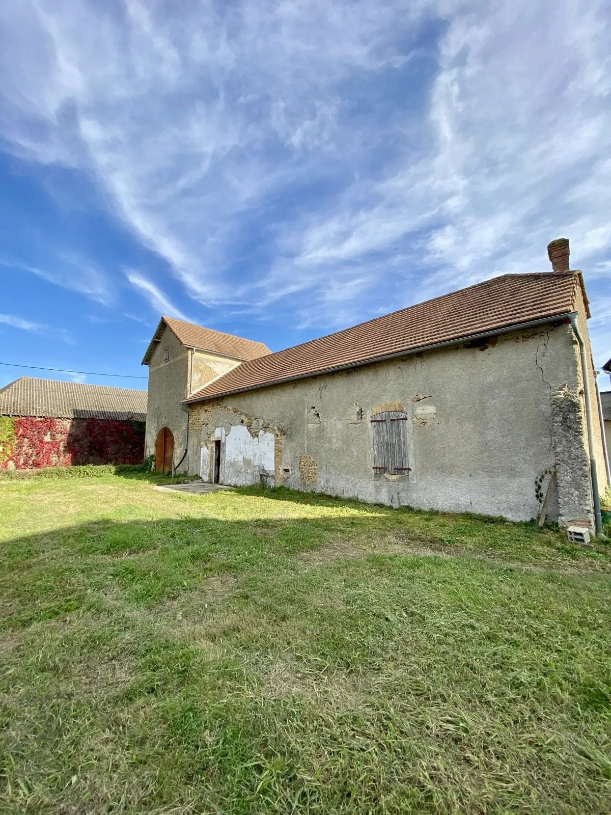 Maison en galets à rénover entièrement à Momy 