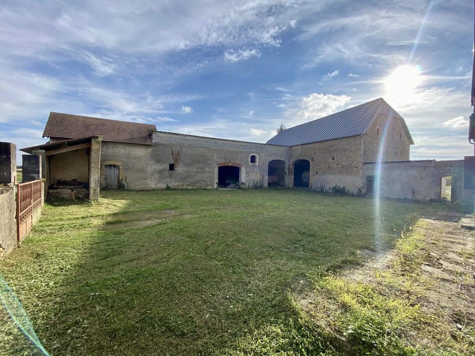 Maison en galets à rénover entièrement à Momy 