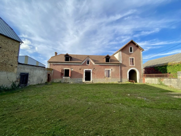 Maison en galets à rénover entièrement à Momy