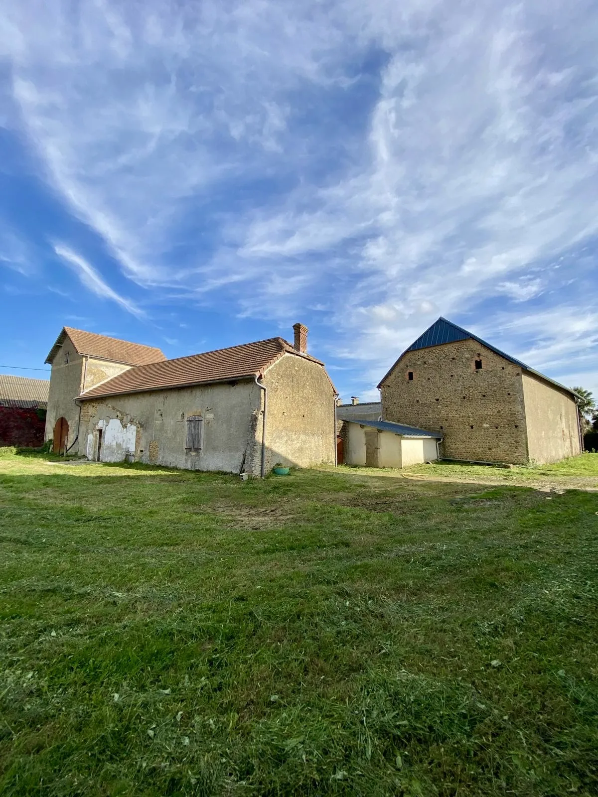 Maison en galets à rénover entièrement à Momy 