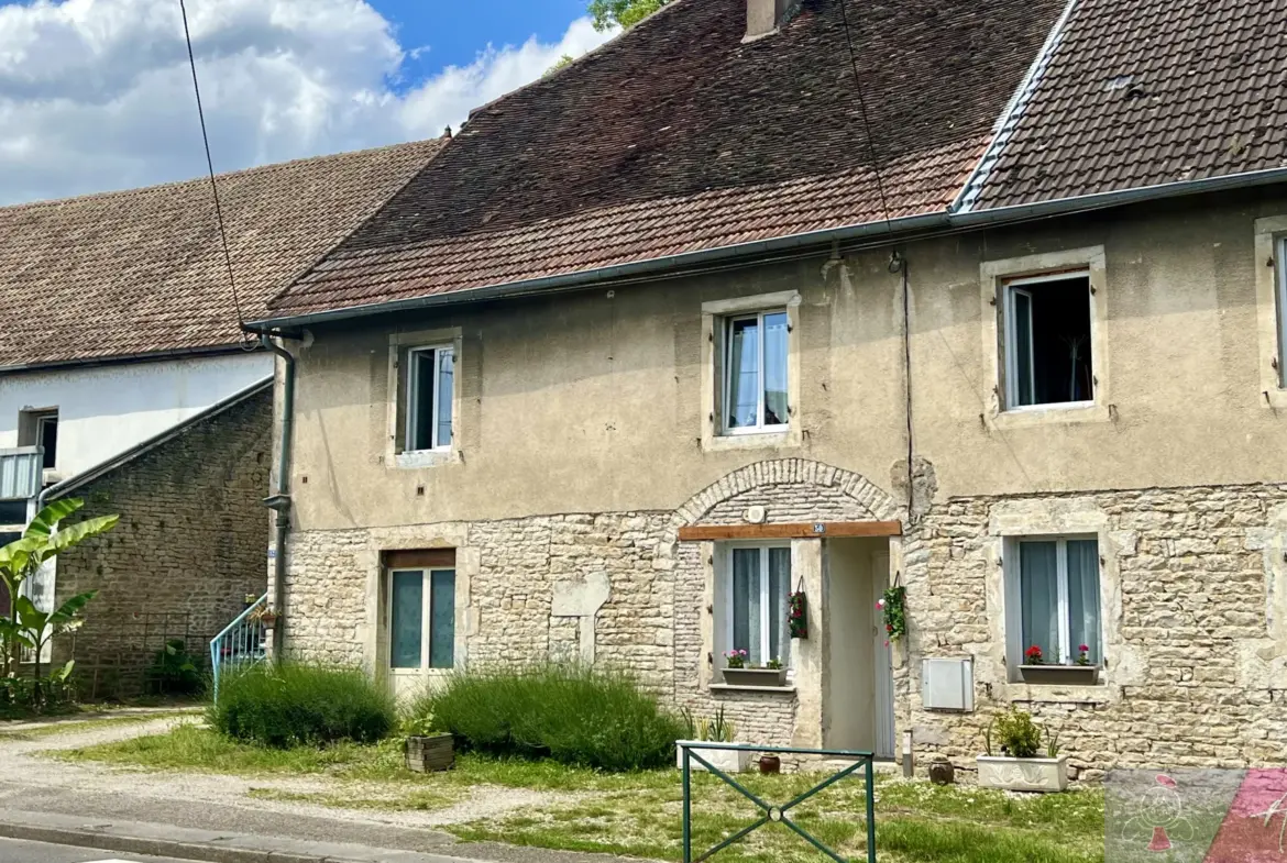 Immeuble à vendre avec 3 appartements à Orchamps 