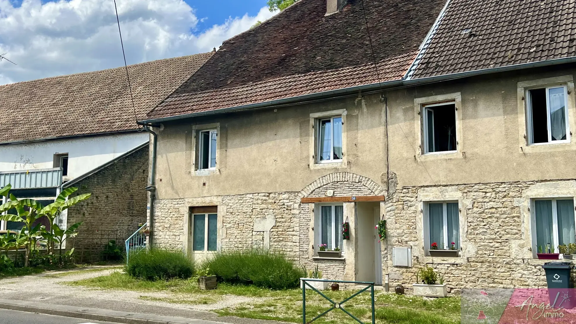 Immeuble à vendre avec 3 appartements à Orchamps 