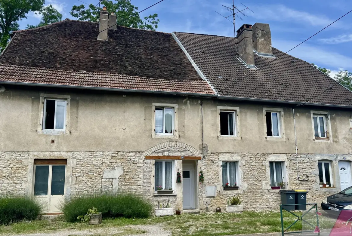 Immeuble à vendre avec 3 appartements à Orchamps 