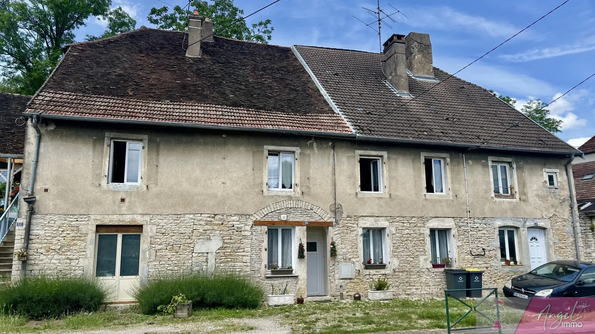 Immeuble à vendre avec 3 appartements à Orchamps 