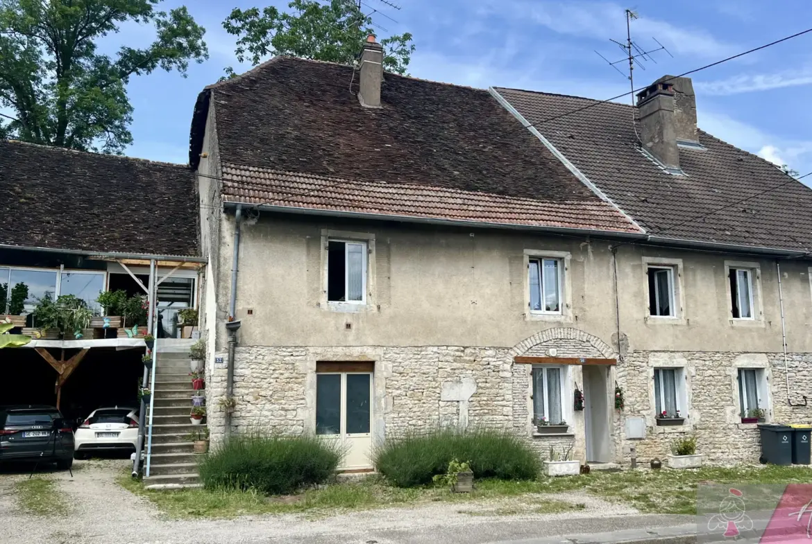 Immeuble à vendre avec 3 appartements à Orchamps 