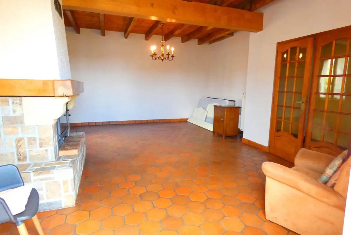 Maison en pierre à vendre à Jussac - 3 chambres, 1700 m² de terrain 