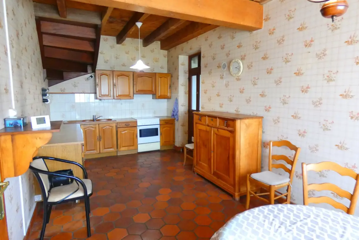 Maison en pierre à vendre à Jussac - 3 chambres, 1700 m² de terrain 