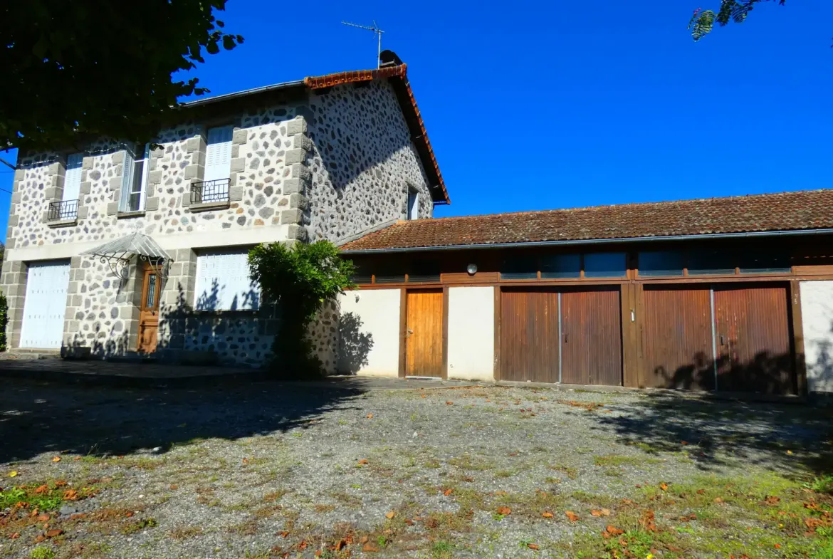 Maison en pierre à vendre à Jussac - 3 chambres, 1700 m² de terrain 