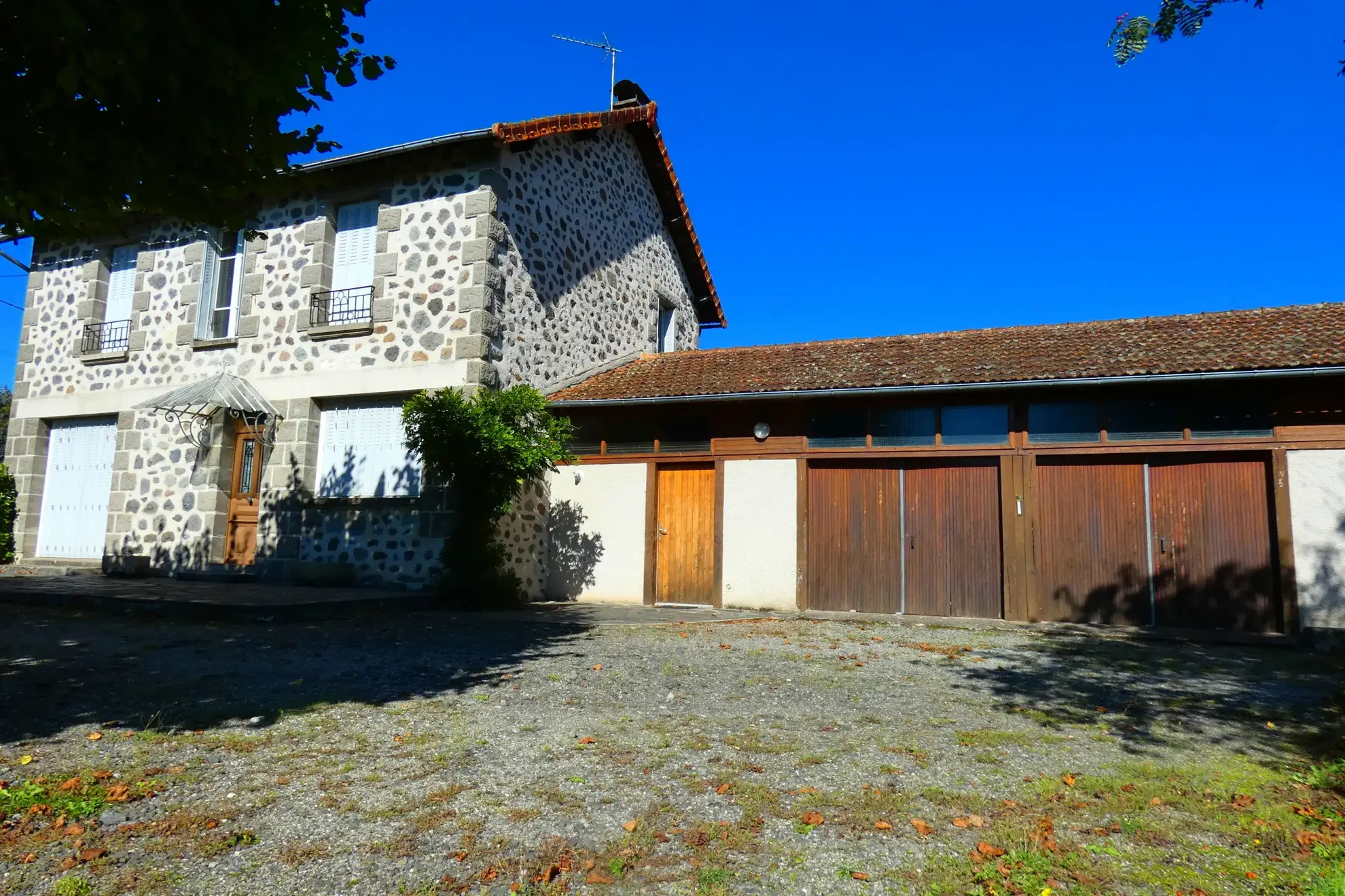 Maison en pierre à vendre à Jussac - 3 chambres, 1700 m² de terrain 