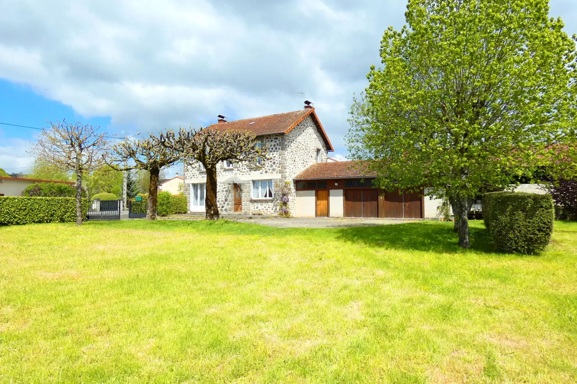 Maison en pierre à vendre à Jussac - 3 chambres, 1700 m² de terrain 