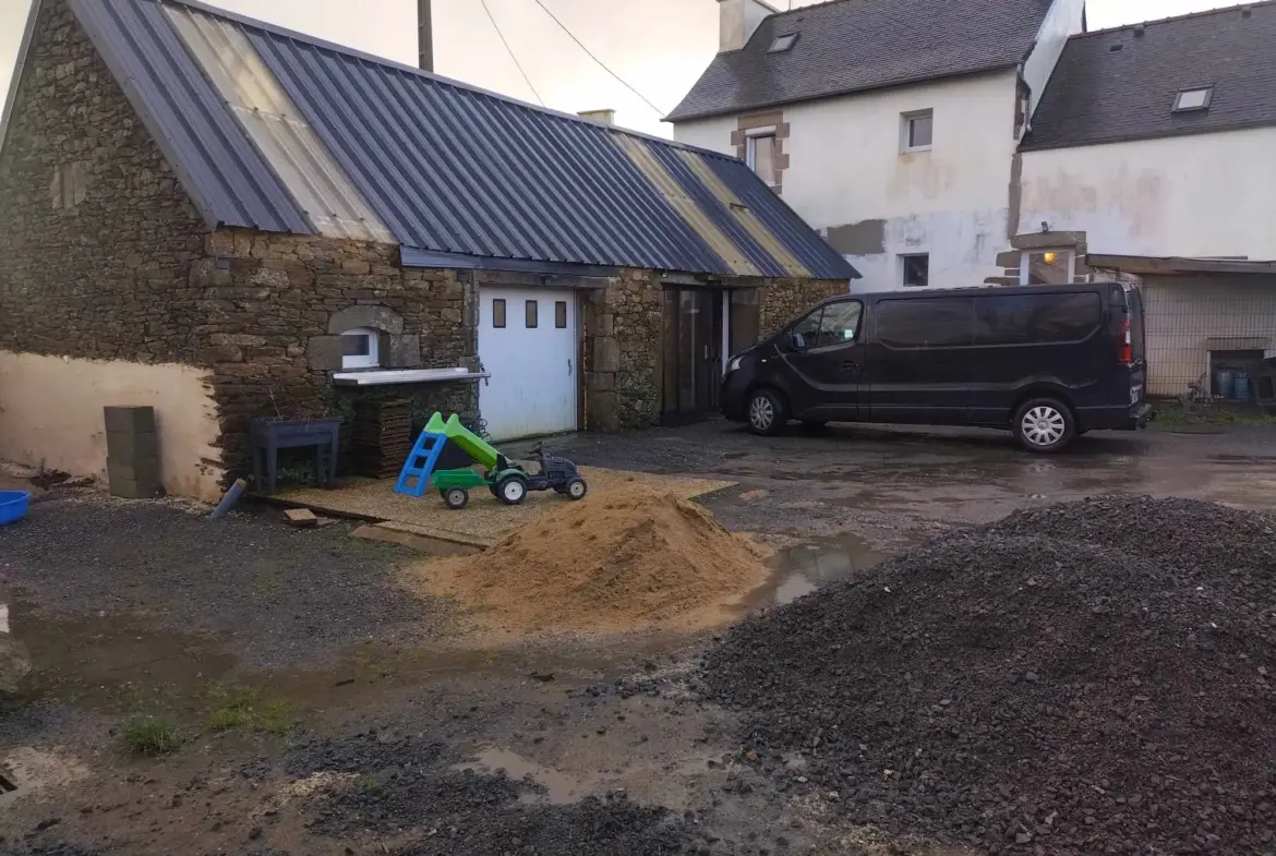 Maison familiale avec terrain et dépendances à Tregarantec 