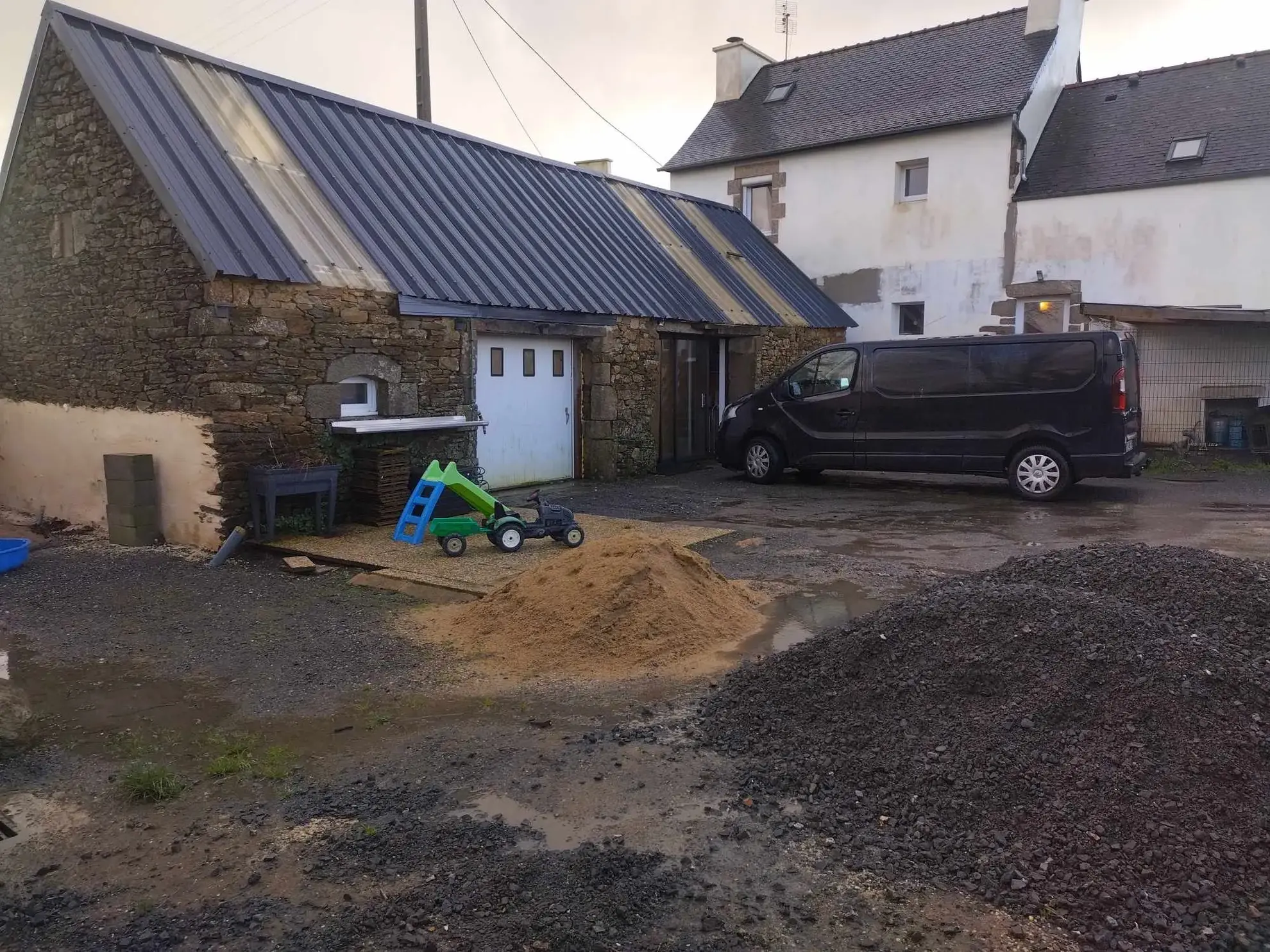 Maison familiale avec terrain et dépendances à Tregarantec 