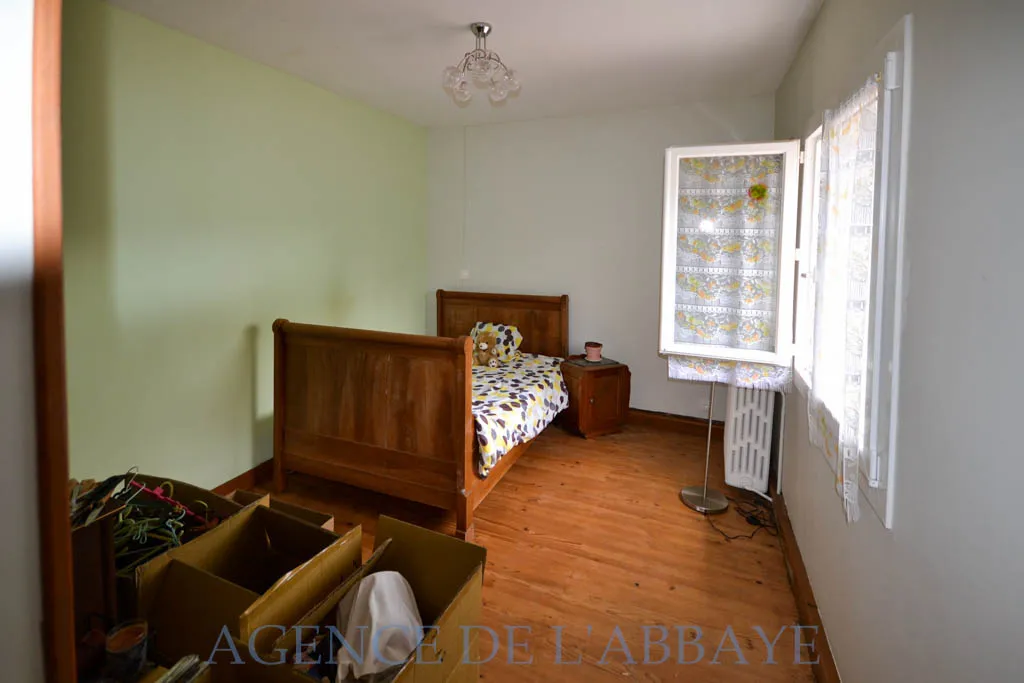 À vendre : Maison de Village à Port-d'Envaux avec 2 Chambres et Jardin 