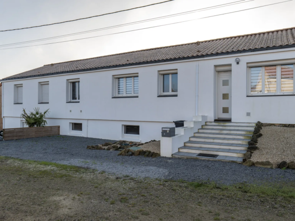 Maison rénovée au Poiré sur Vie avec piscine et grand jardin