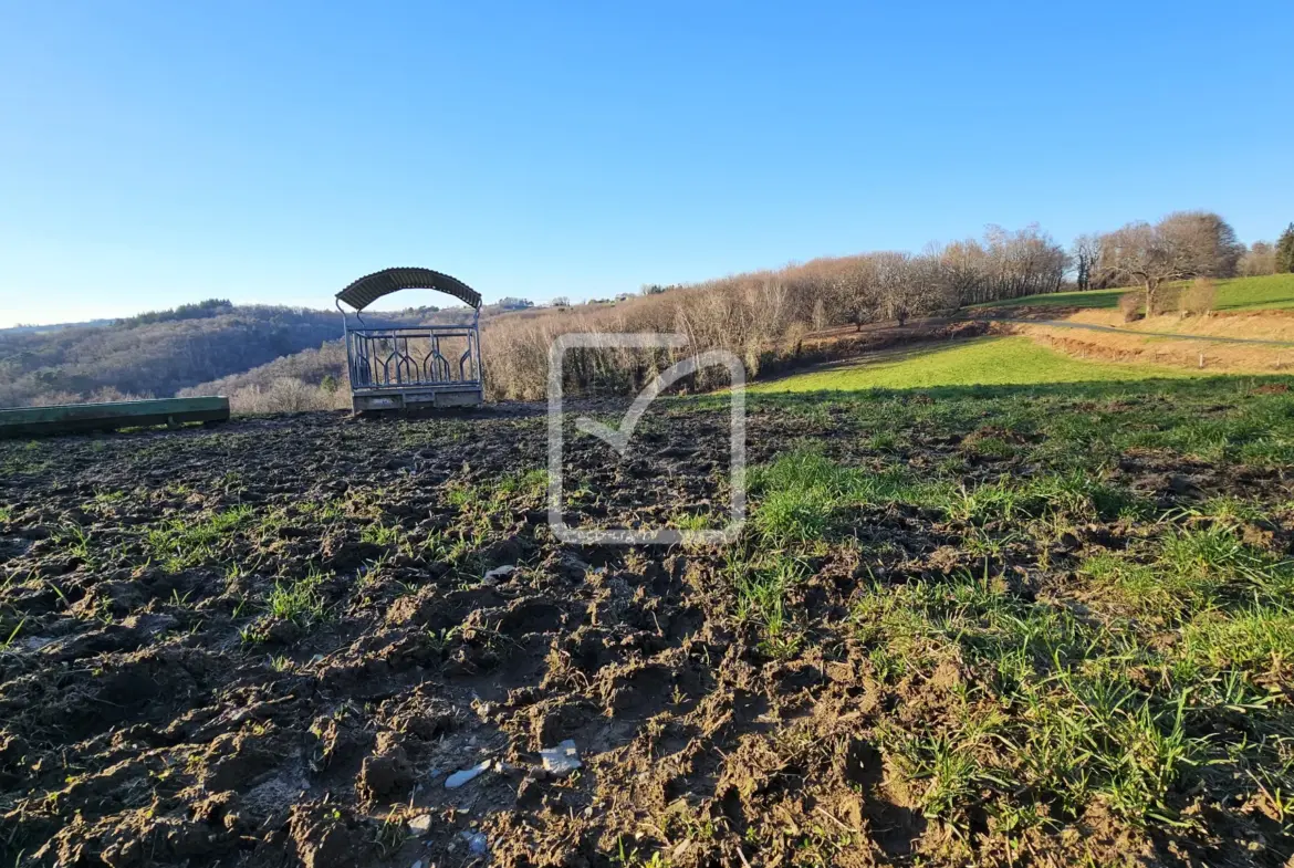 Terrain constructible de 1572 m² à Vignols avec vue dégagée 