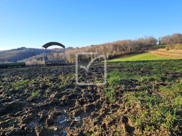 Terrain constructible de 1572 m² à Vignols avec vue dégagée