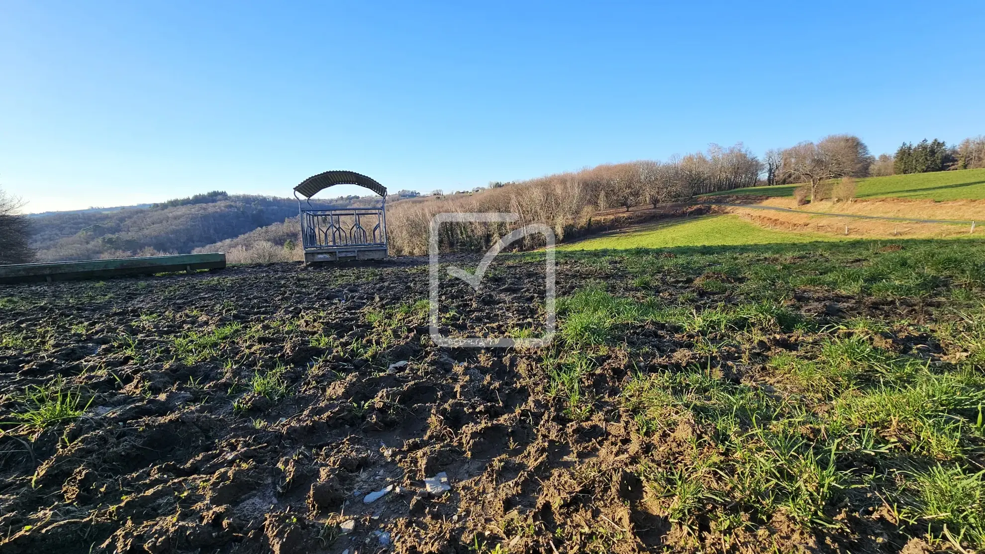 Terrain constructible de 1572 m² à Vignols avec vue dégagée 