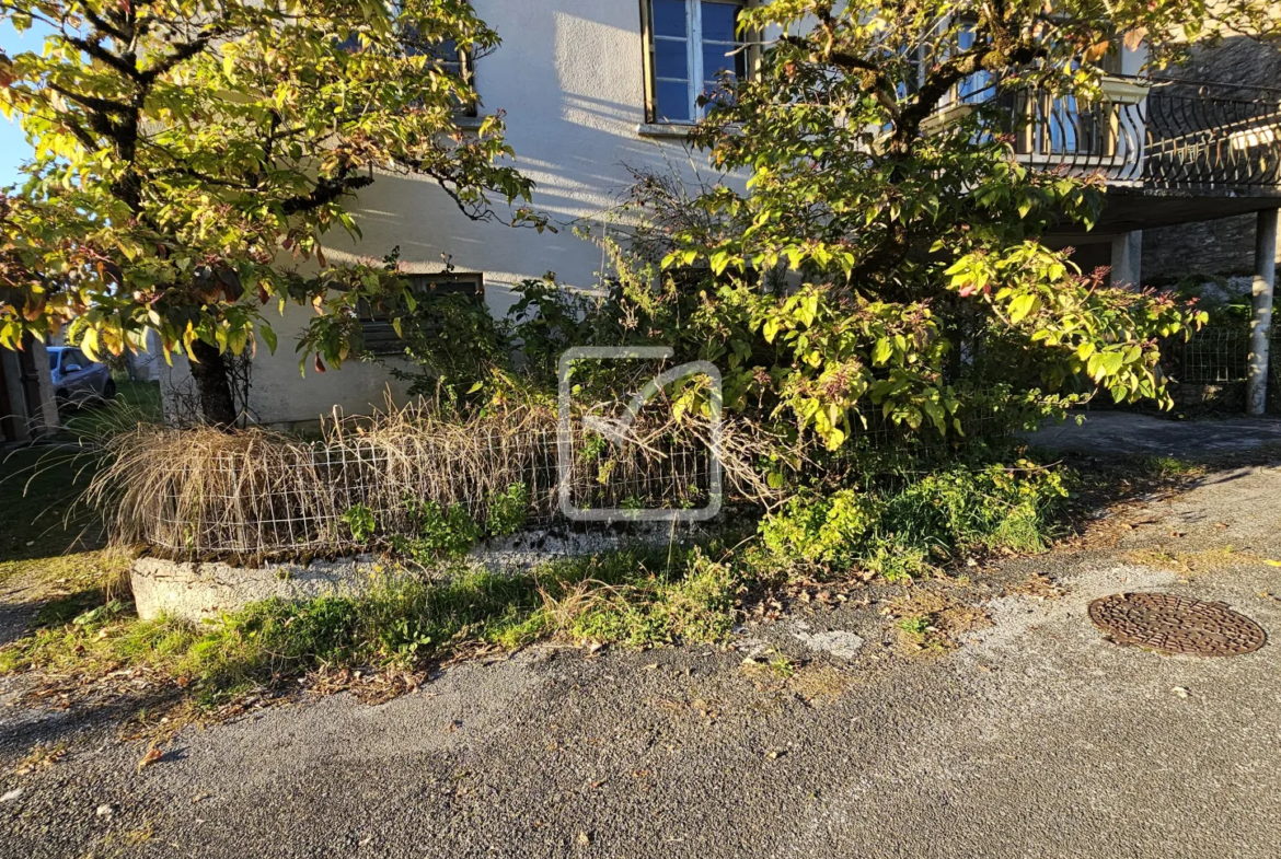 Ensemble immobilier à Alvignac - 295 400 € 