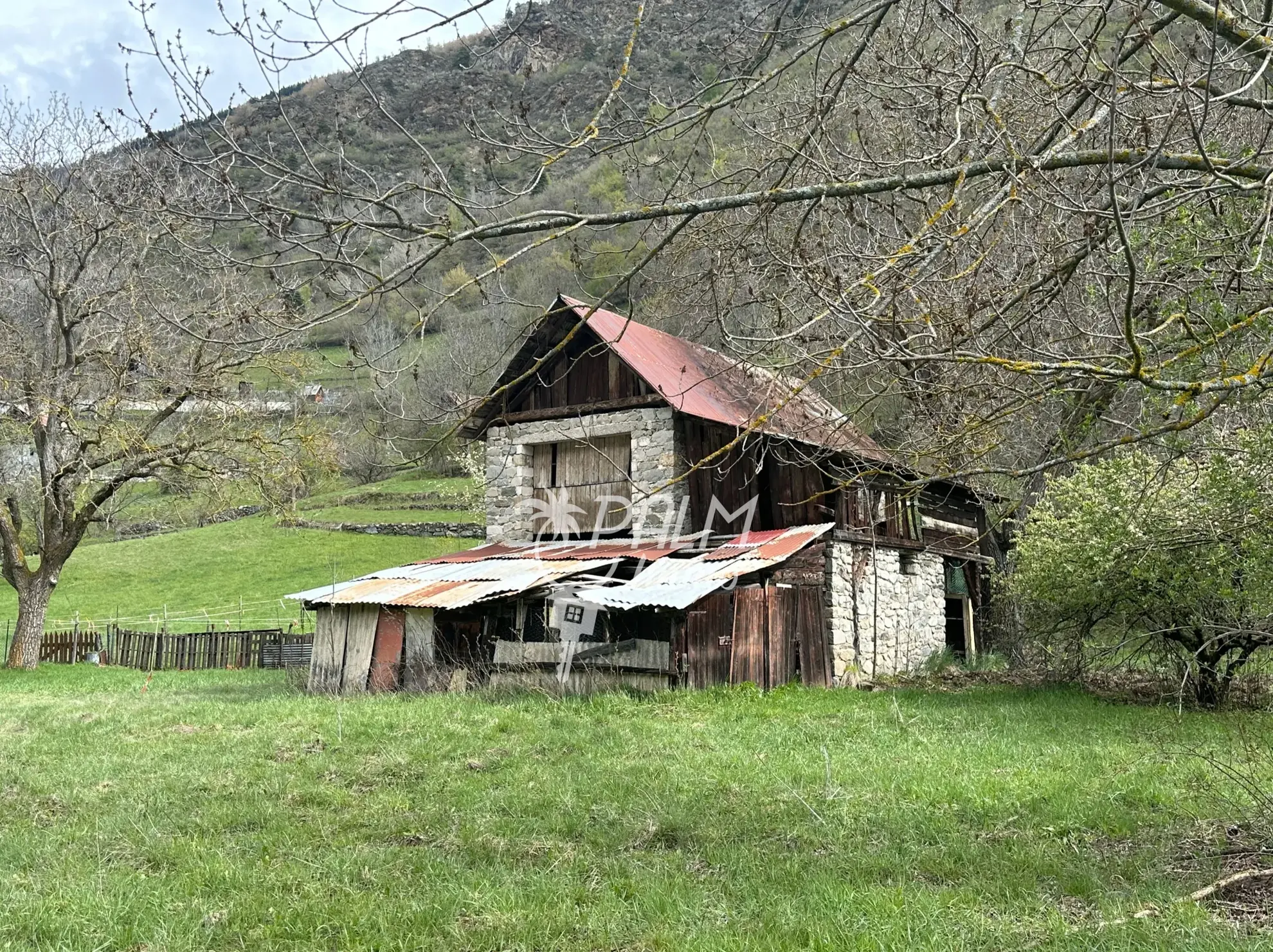 Bergerie à rénover avec terrain et vue montagne à Saint-Etienne-de-Tinée 