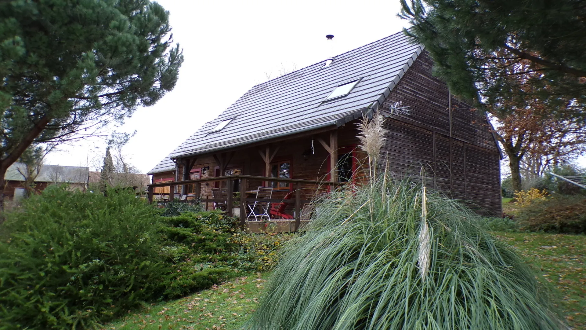 Charmant chalet en bois à Nérondes sur 1,23 hectare 