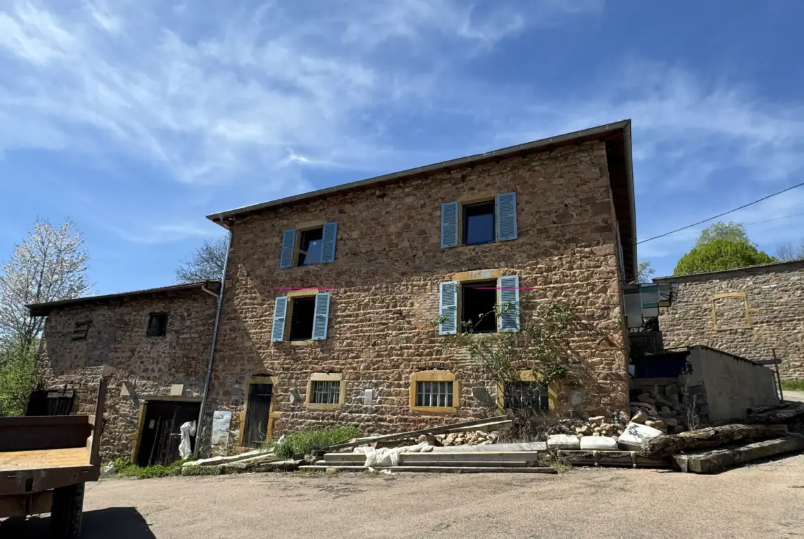 Maison de 2 plateaux à rénover à Mardore 