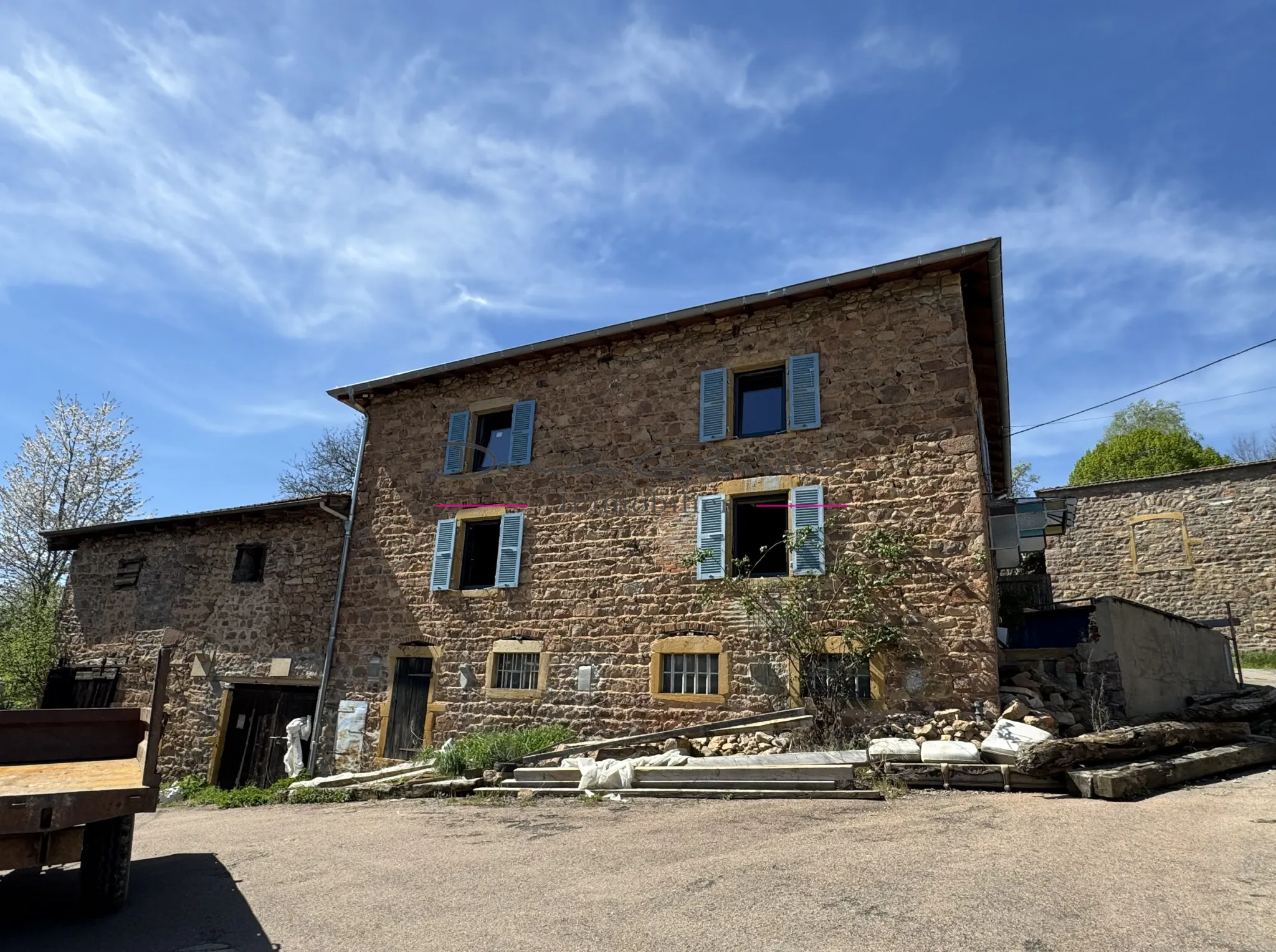 Maison de 2 plateaux à rénover à Mardore 