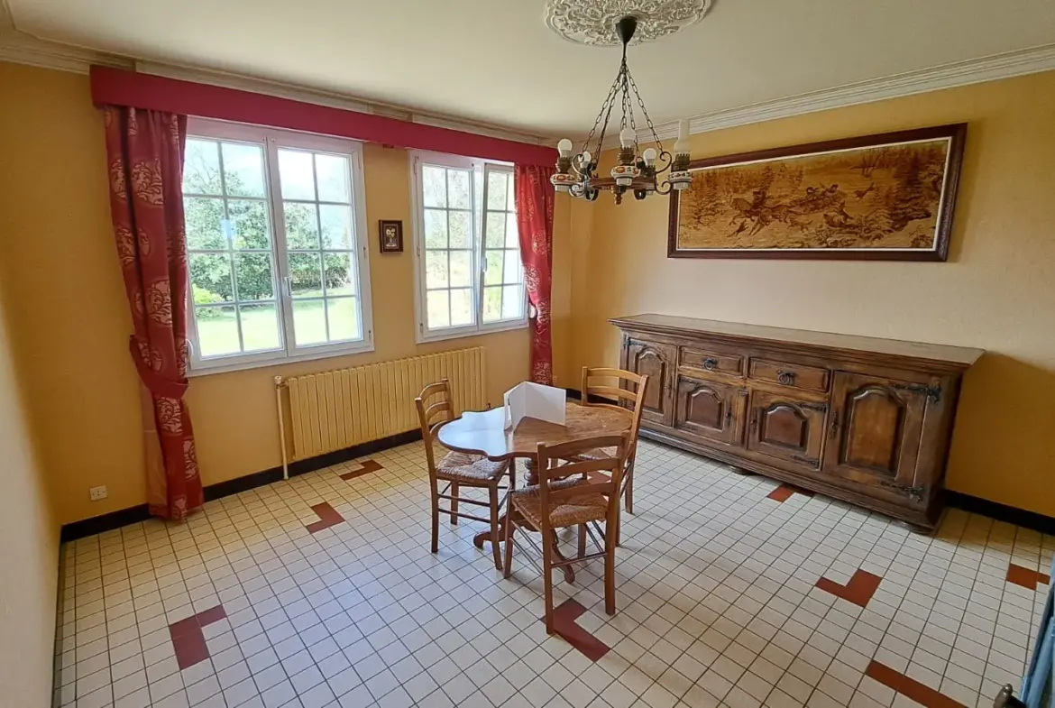 Maison spacieuse 8 pièces à vendre à Ploudaniel 