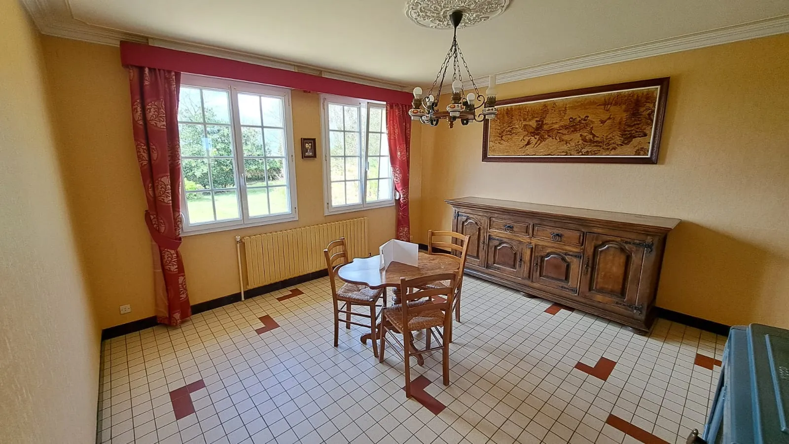 Maison spacieuse 8 pièces à vendre à Ploudaniel 