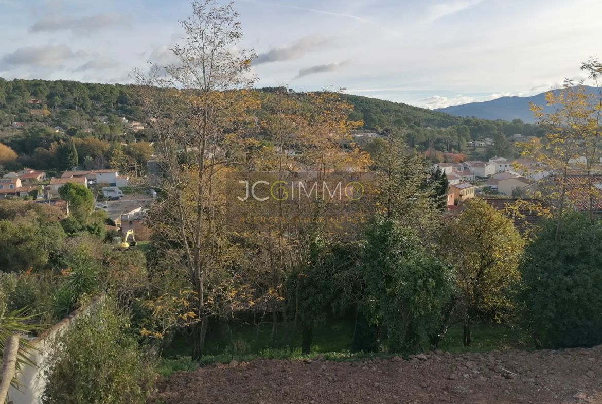 Terrain constructible à Carnoules pour 3 maisons à vendre 