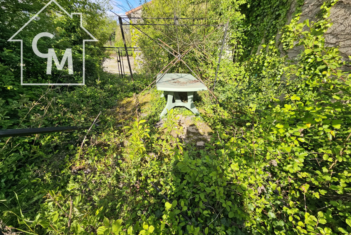 Charmante maison de 5 pièces avec jardin et garage à Saint-Séverin 