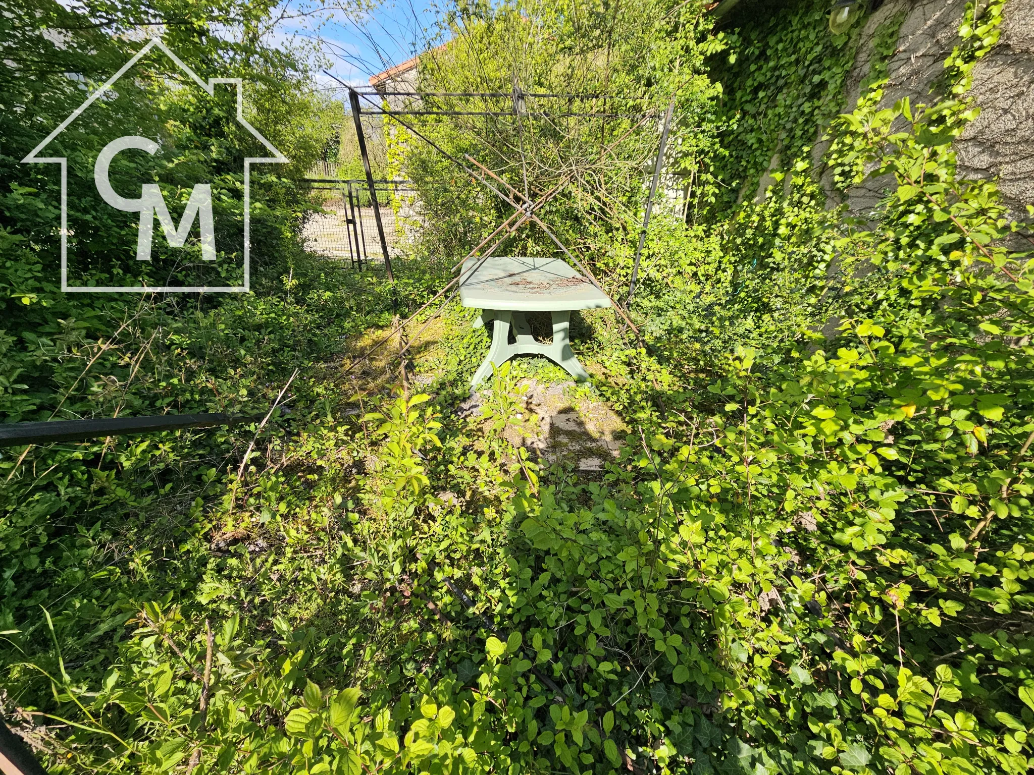 Charmante maison de 5 pièces avec jardin et garage à Saint-Séverin 