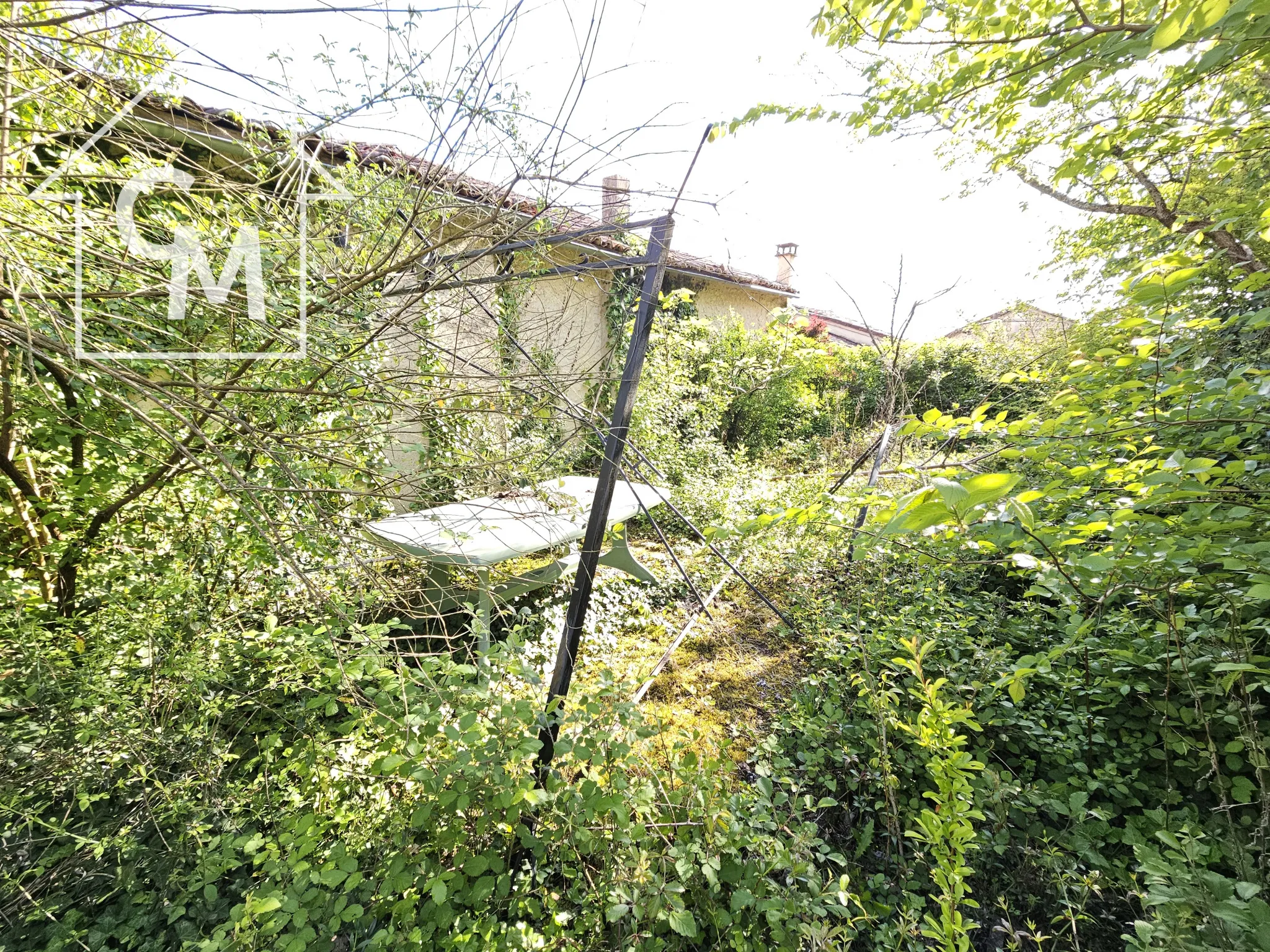 Charmante maison de 5 pièces avec jardin et garage à Saint-Séverin 