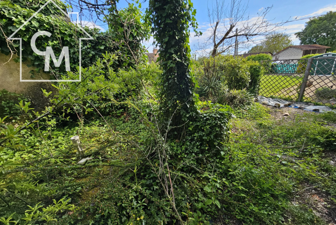 Charmante maison de 5 pièces avec jardin et garage à Saint-Séverin 