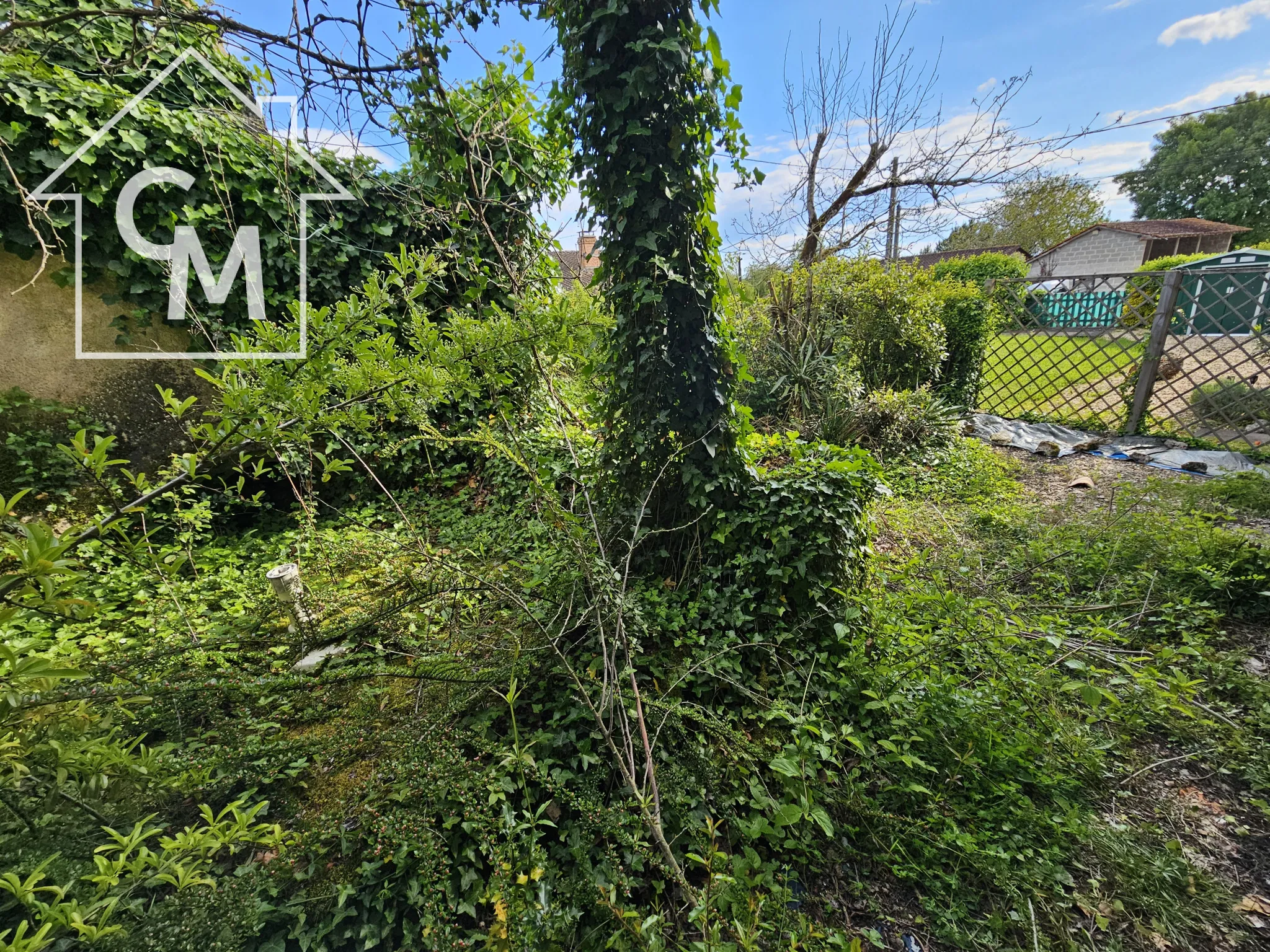 Charmante maison de 5 pièces avec jardin et garage à Saint-Séverin 