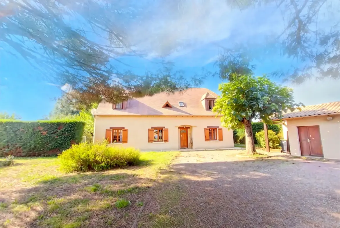 À Prigonrieux, maison à vendre de 4 chambres avec piscine 